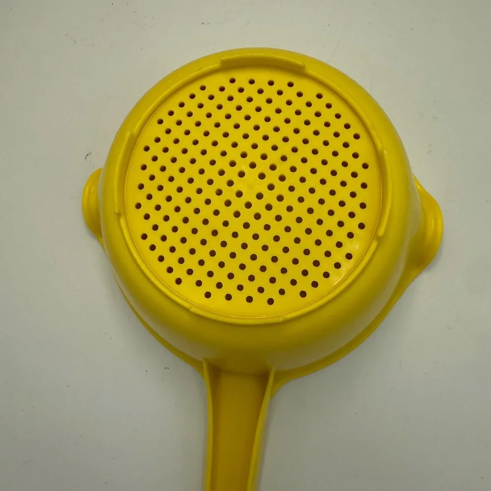 Vintage Rubbermaid Yellow Plastic Colander Strainer with Handle 2930 Retro